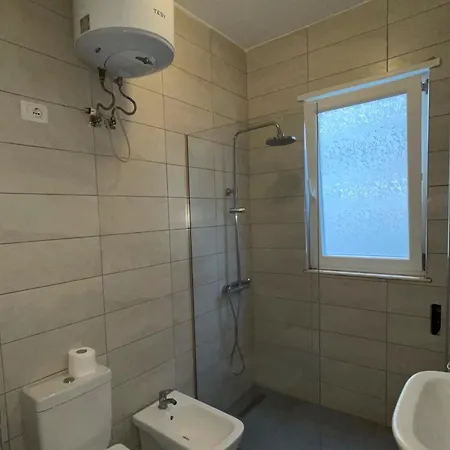 Victoria's Flat 2 *
